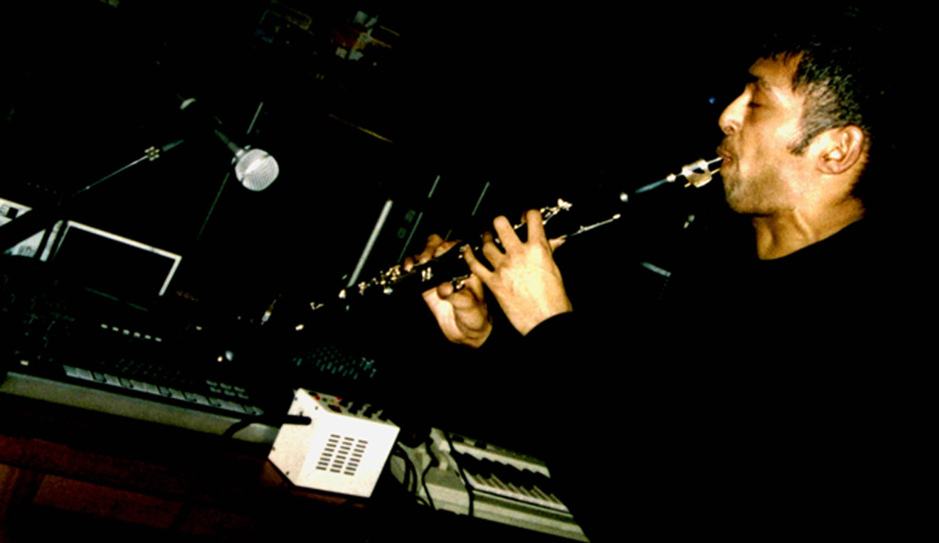 arun ghosh playing clarinet with electronica